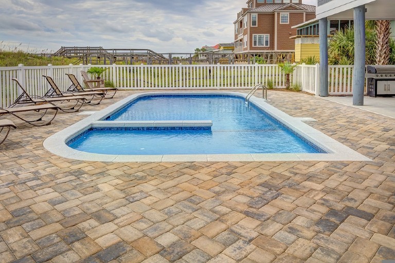 Concrete swimming pool contractors
