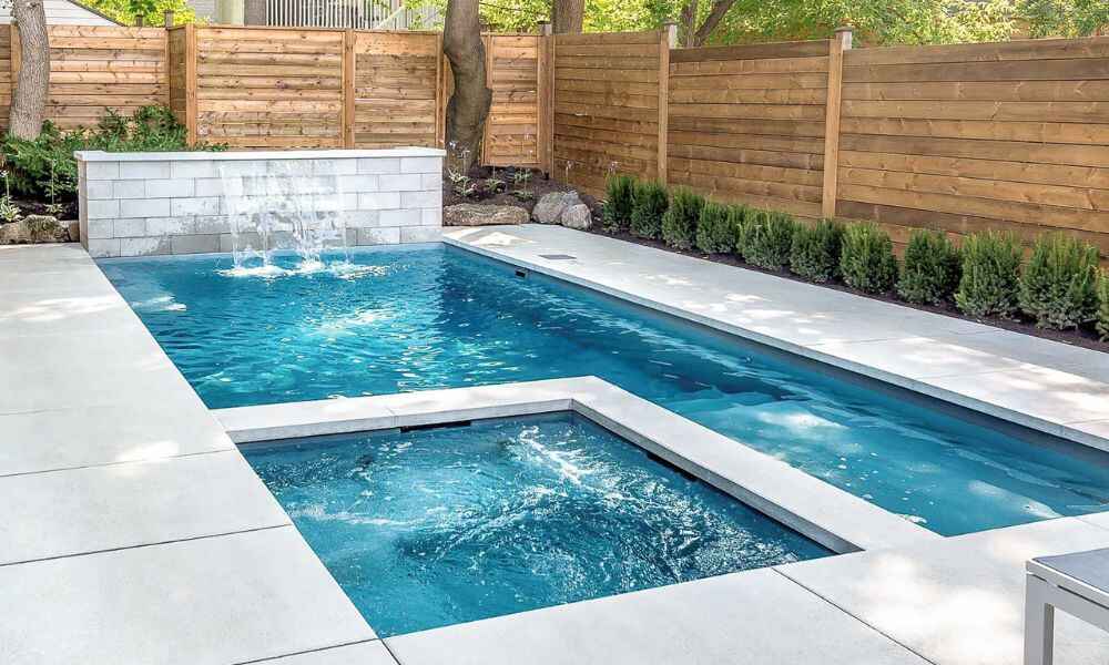 Fiberglass swimming pool